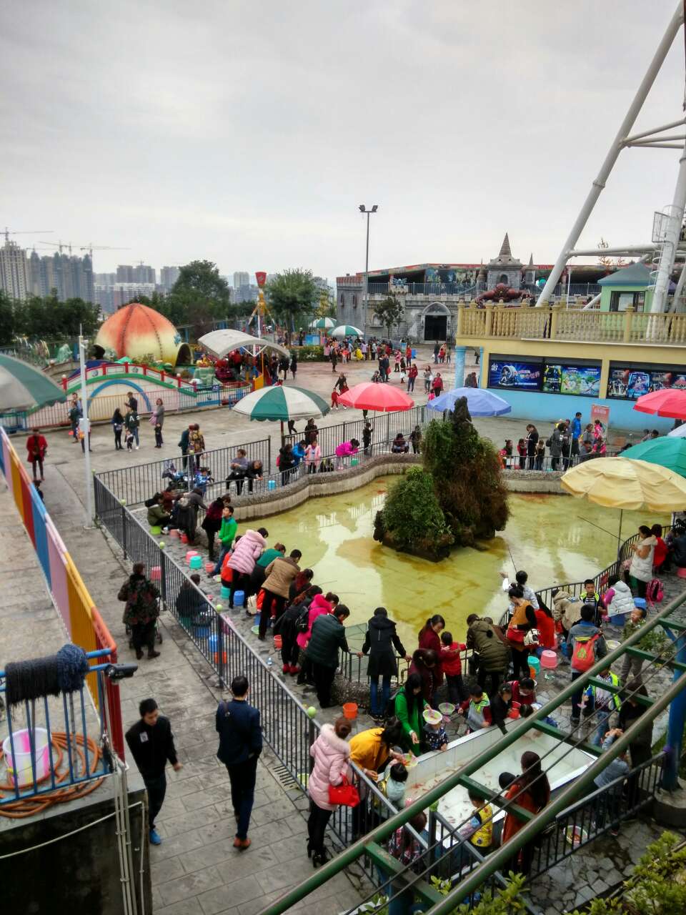 江油西山公园游乐场内摩天轮后观城休闲庄自助烧烤正在