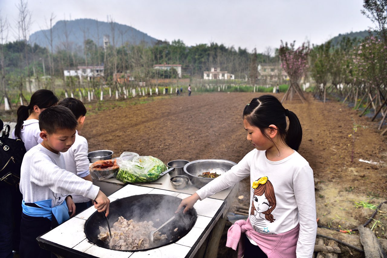 江油外国语学校的小朋友野炊